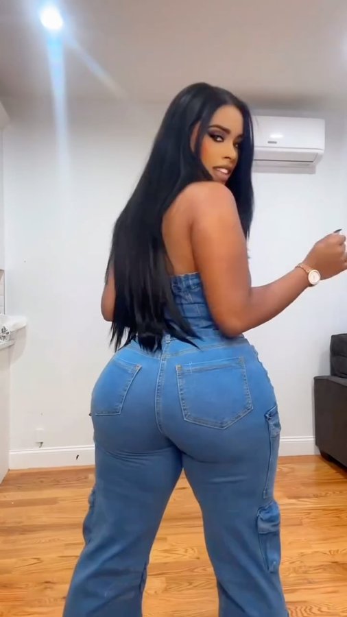 Instagram post by @_indhira for Rainbow Shops. Caption reads: Eso tiene dueño ⬆️🤣 … I really can’t stay serious....