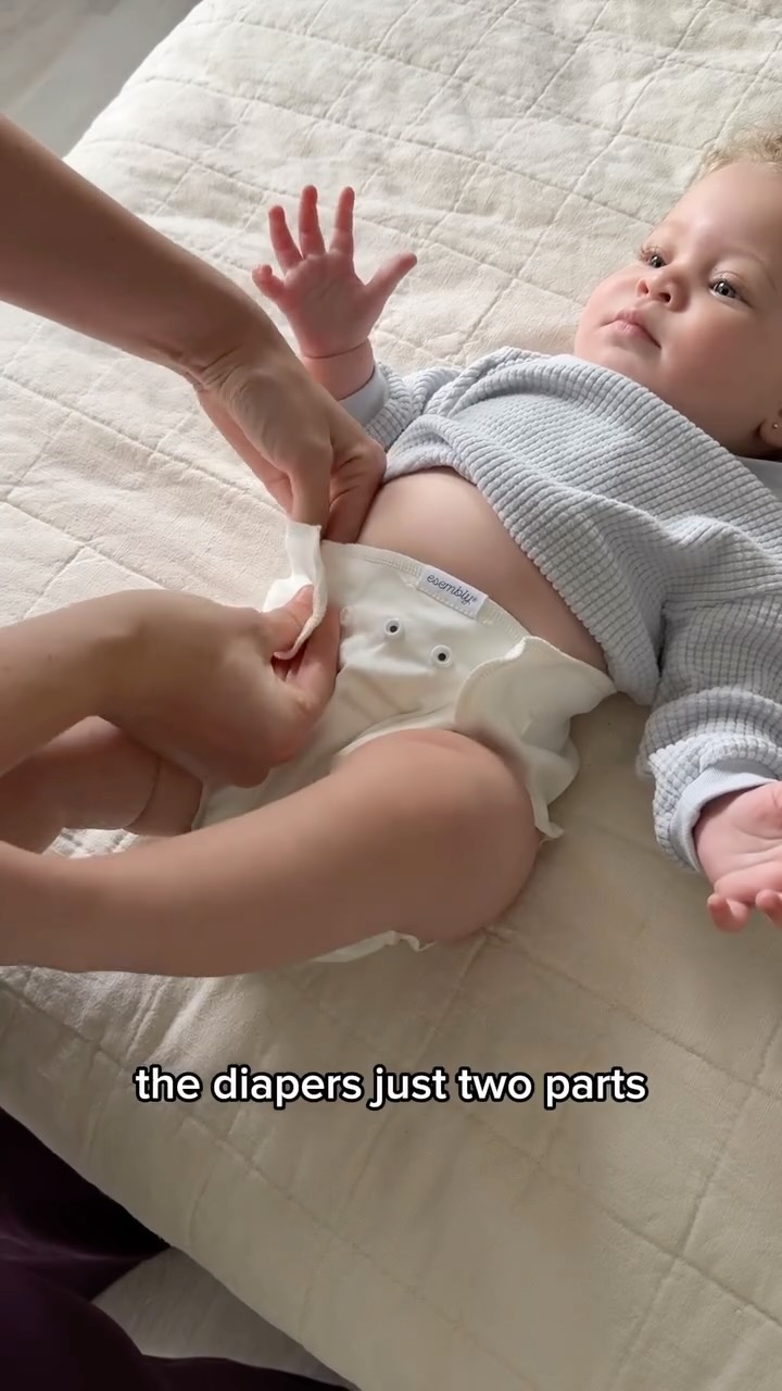 Instagram post by @linds.boone for Esembly Baby. Caption reads: saving money AND the planet? sign. me. up.

i....