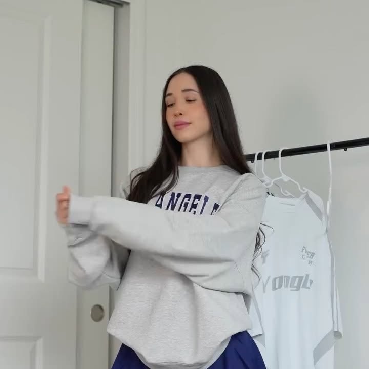 Instagram post by @prisci_corona for YoungLA. Caption reads: [...] que pedí vs. como me quedo⭐️

@younglaforher....