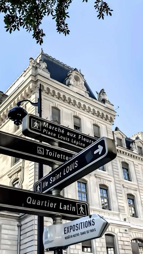 Instagram post by @hell0busra for Glowmode. Caption reads: [...] 3-in-1 jacket convertible into boots ☃️🌪️....