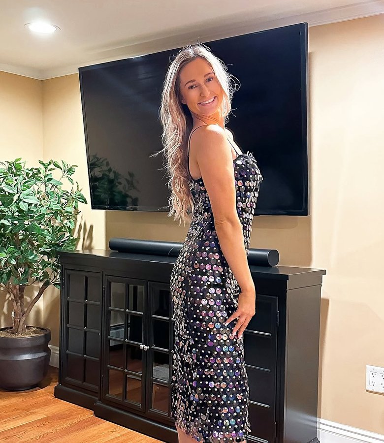Instagram post by @allieann__ for New York & Company. Caption reads: Happy 𝓓𝓮𝓬𝓮𝓶𝓫𝓮𝓻 1𝓼𝓽! 🎄🪩 I'm ready with....