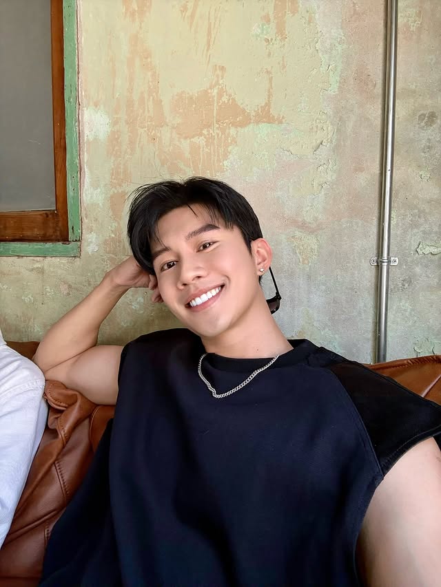 Instagram post by @johnsonjohn_lau for Zalora. Caption reads: Do you love my today’s fit? 👀
ZALORA BFCM is ON —....