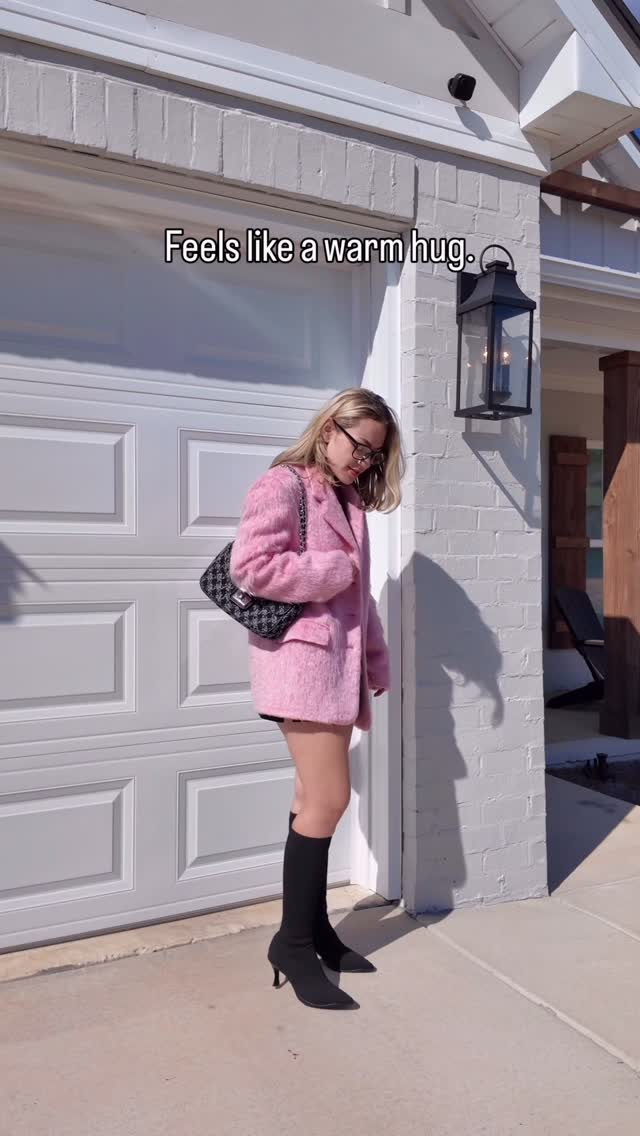 Instagram post by @busekkamci for Cosyisland. Caption reads: #ad 🎁🖤 Black Friday is coming!!

Step In, Save....