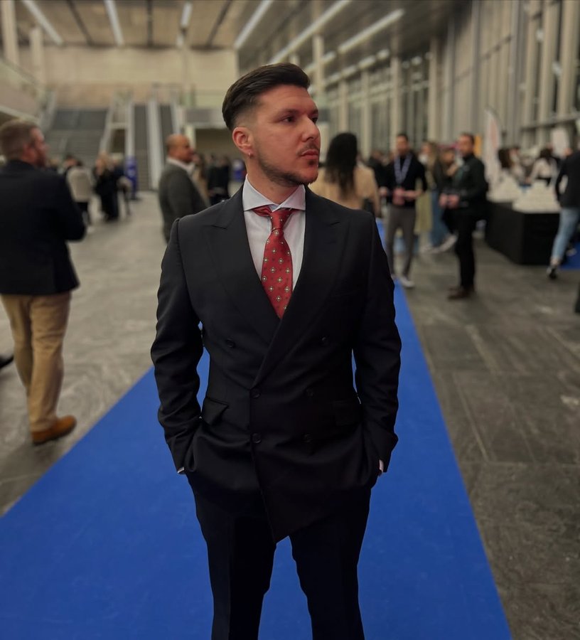 Instagram post by @supermedina23 for Silbon. Caption reads: PREMIOS INFLUENCERS ESPAÑA🏆 Traje: @silbonmoda.