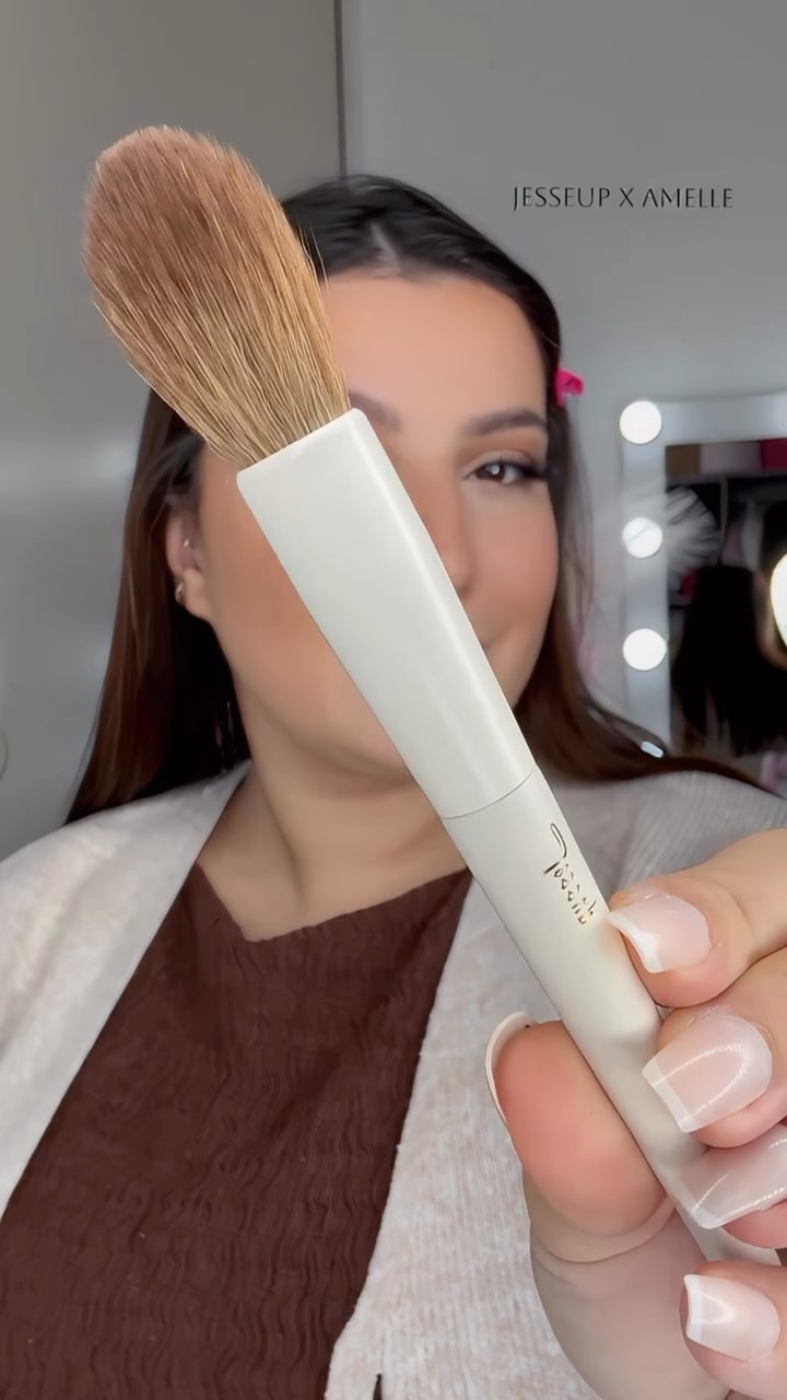 Instagram post by @amellelem for Jessupbeauty. Caption reads: Jessup X Amelle ✨

Tente ta chance de gagner un....