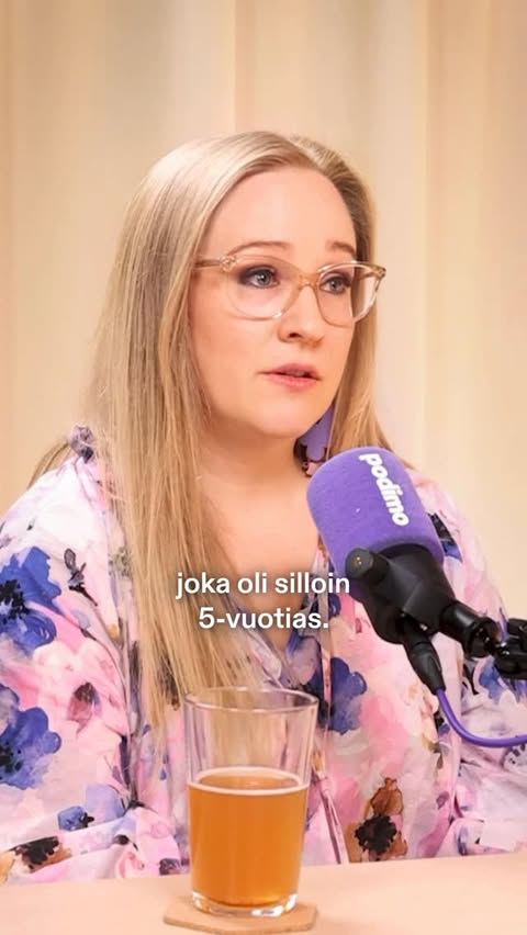 Instagram post by @vappendaali for Podimo FI. Caption reads: Mainos/ oma podi @podimo_fi 
Valo Pimiässä podin....