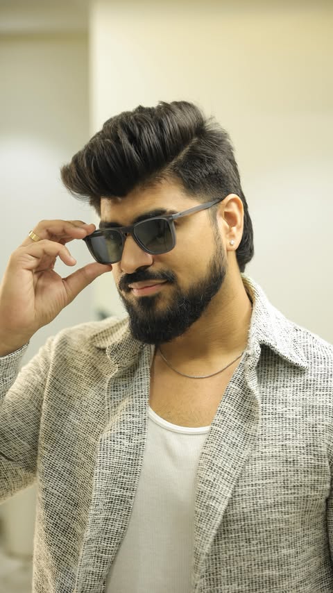 Instagram post by @thedynamitemale for lenskart. Caption reads: [...] glasses to sunglasses in seconds
Lenskart....