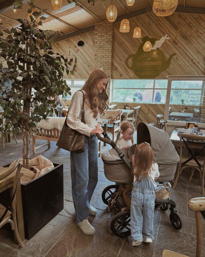 Instagram post by @theparkersmaple for Maxi-Cosi. Caption reads: [...] previously gifted from @maxicosi_eu....