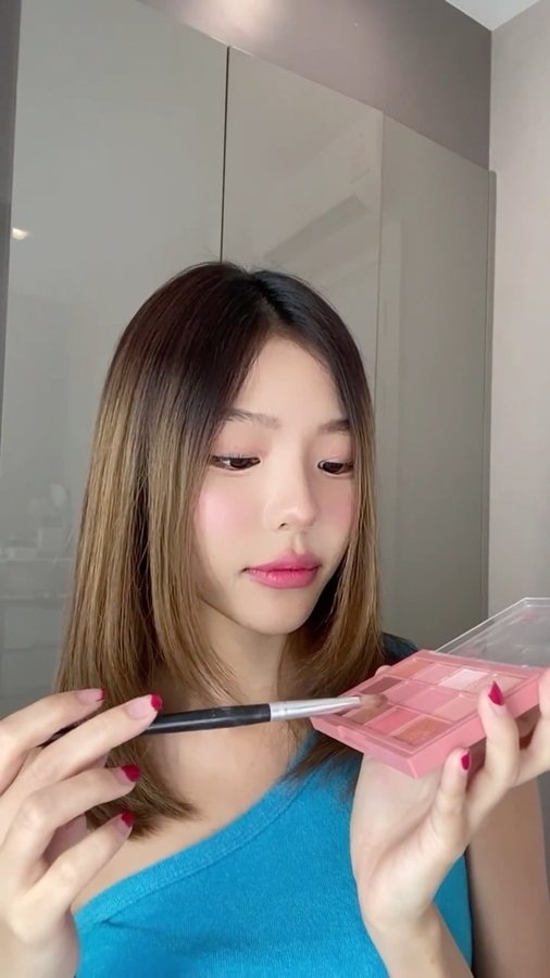 Instagram post by @pimpyrada for LAZADA.co.th. Caption reads: Easy Tutorial เขียนดอลลี่อายแบบง่าย ๆ....