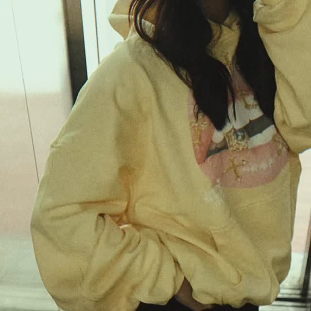 Instagram post by @jaashlyn for Mystic Store. Caption reads: 💛 #gift.