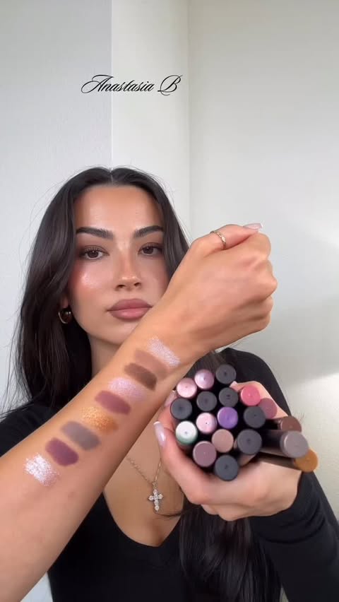 Instagram post by @isarahbutler for Anastasia Beverly Hills. Caption reads: [...] discover your favorite shades in....