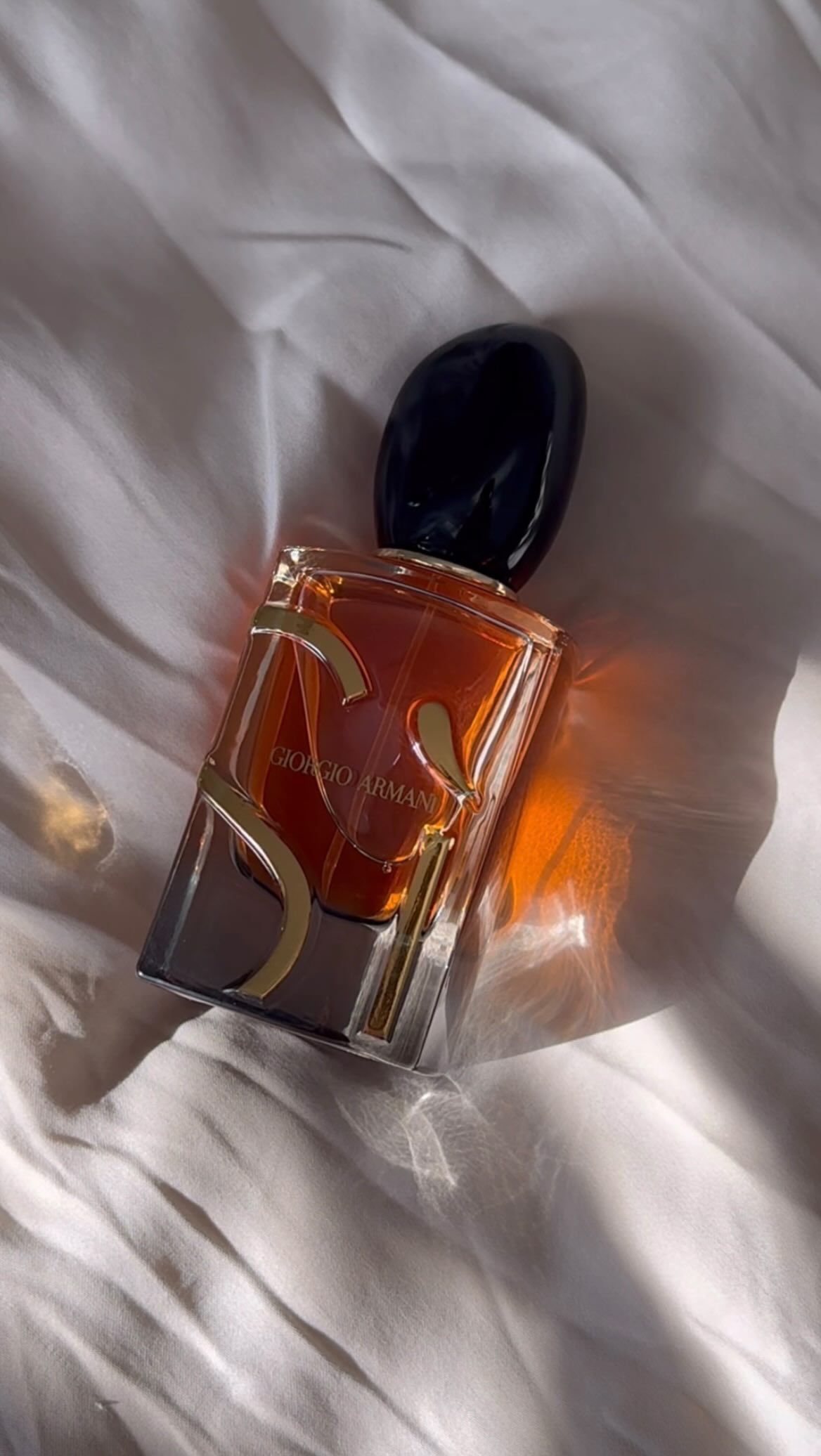 Instagram post by @gelmine_glemzaite for Armani beauty. Caption reads: Šiandien mano makiažas įkvėptas Sì Parfum kvepalų....