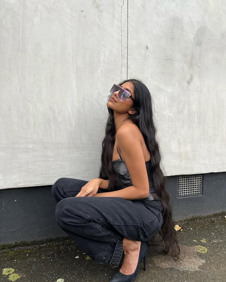Instagram post by @s_skia for QUAY. Caption reads: pop a squat 
.
.
.
.
.
#katthelabel #levisausnz....