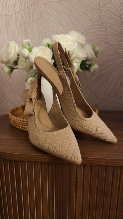 Instagram post by @ema.classysoul for Cosyisland. Caption reads: Some people feel comfortable in sneakers.
I feel....