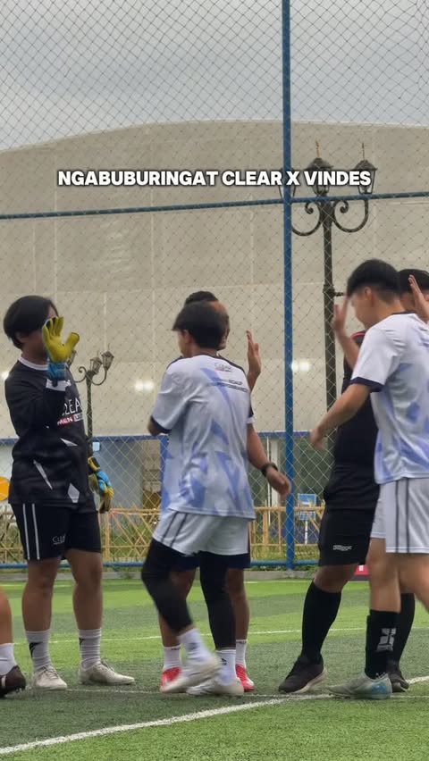 Instagram post by @mo_alief for Clear Vietnam. Caption reads: Bukan cuma skill yang diuji di lapangan, tapi juga....