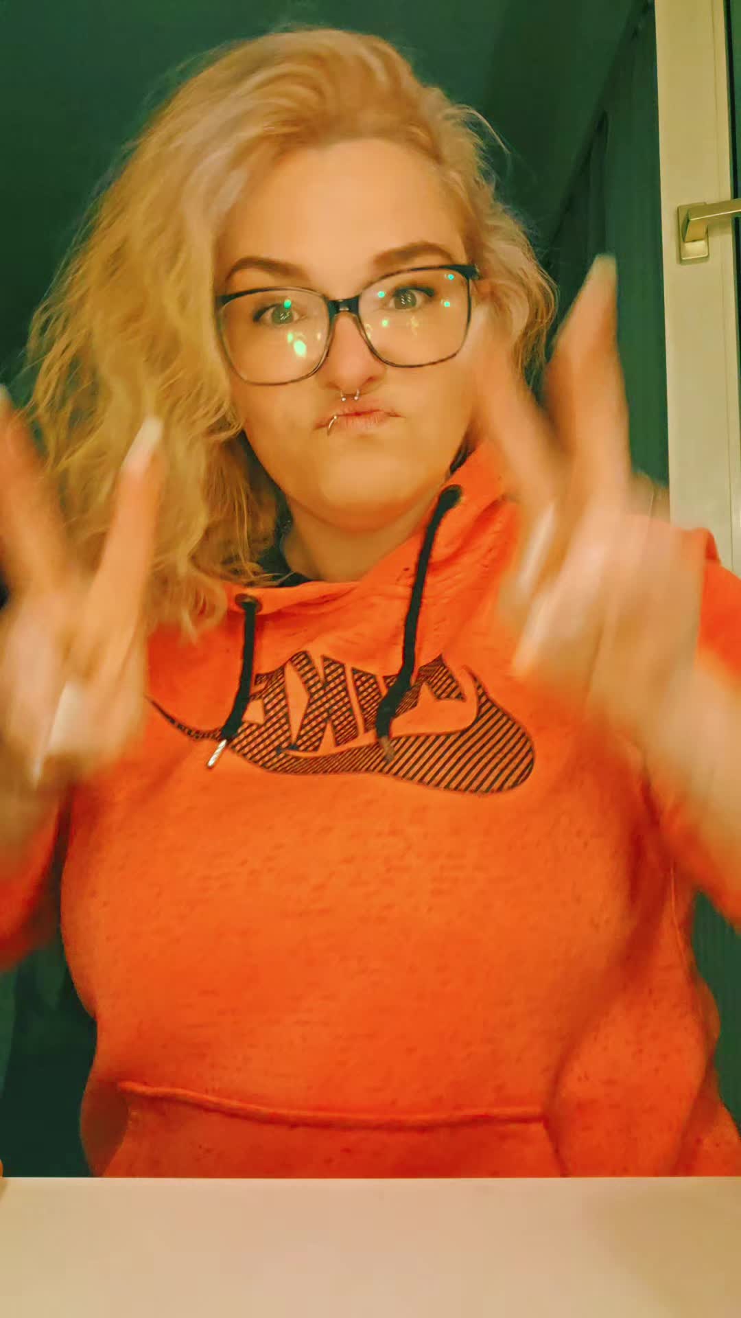 TikTok post by @claudi_dustin for Aprizo. Caption reads: @APRIZO_Germany mega Düfte bin verliebt [...].