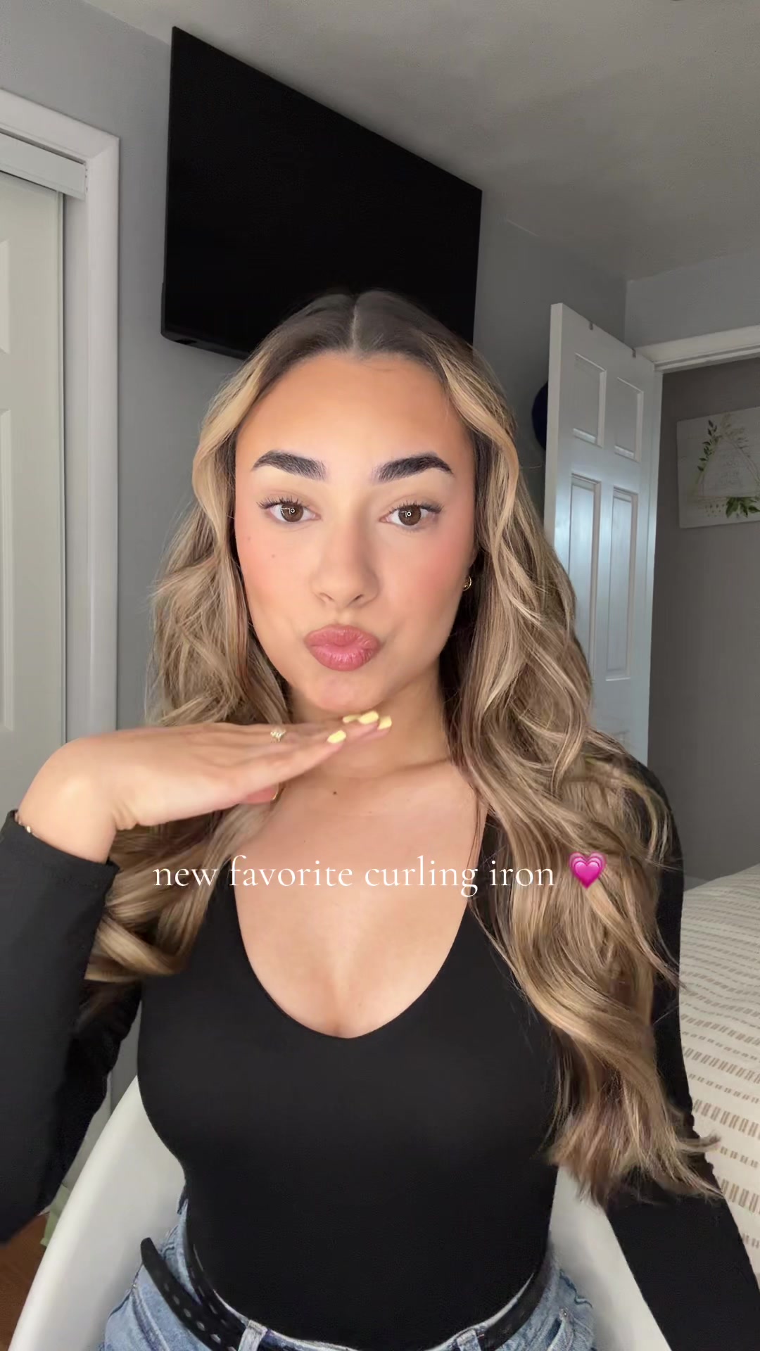 TikTok post by @isabellacoronaa for FoxyBae Hair. Caption reads: [...] long hair & in my favorite color. 💗....