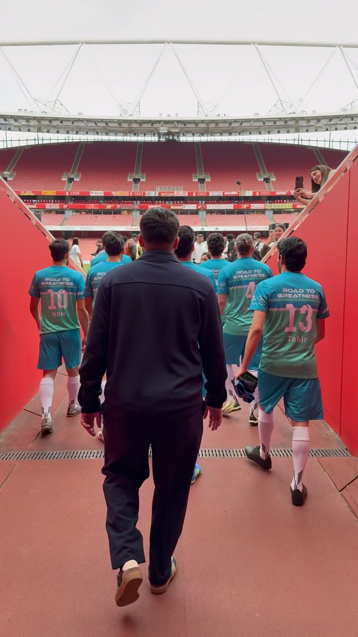 Instagram post by @teameighteen18 for Emirates. Caption reads: Had the ultimate football experience at @arsenal....