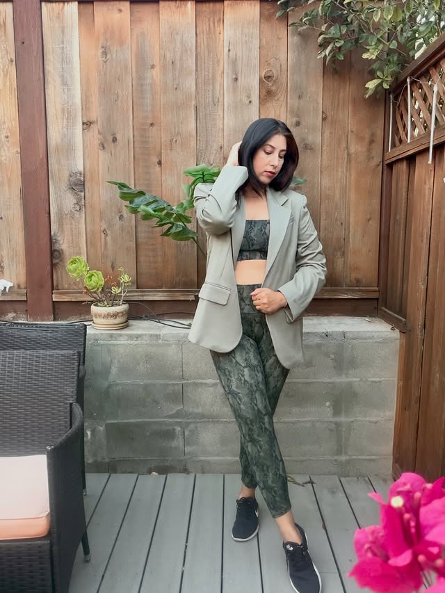 Instagram post by @slay_eachday for Fabletics. Caption reads: [...] is all I need to look cool and comfy....