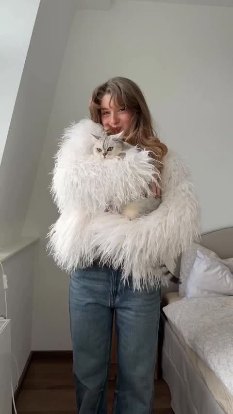 Instagram post by @lisa_rodina for New Yorker. Caption reads: @newyorkeronline try on haul ✨ ad 
I am so [...].