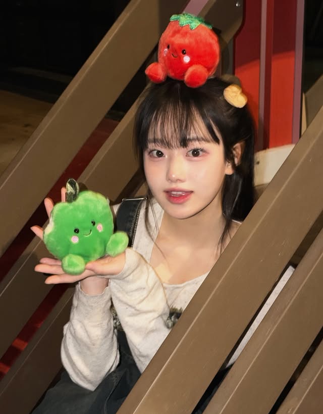 Instagram post by @titibo_ss for Palm Pals. Caption reads: 🍎🍑🍋🍊🍌 @palmpals.official 🍏🍅🍉🍐🍓
#광고 #인형....