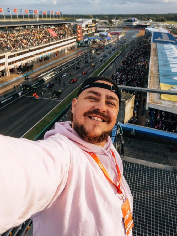 Instagram post by @etienne_moustache for Samsung France. Caption reads: [...] D’autant plus qu’avec @samsungfrance j'ai eu....