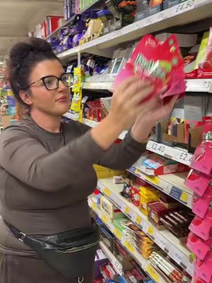 TikTok post by @mariabdishups for Amos Sweets. Caption reads: [...] found the Raspberry Peelerz from @AMOS....