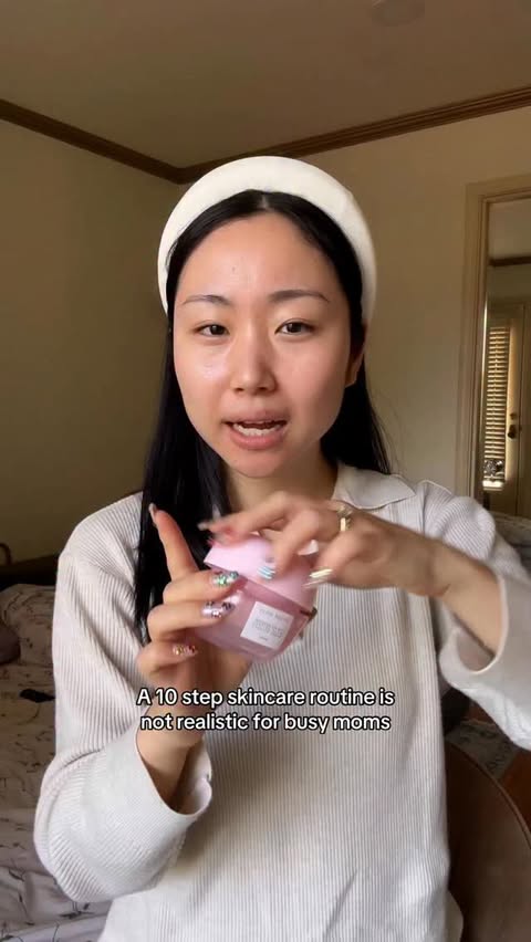 Instagram post by @hoemgirll for Glow Recipe. Caption reads: [...] as a busy mom PERIODDD 🤏🏻🤏🏻🤏🏻....