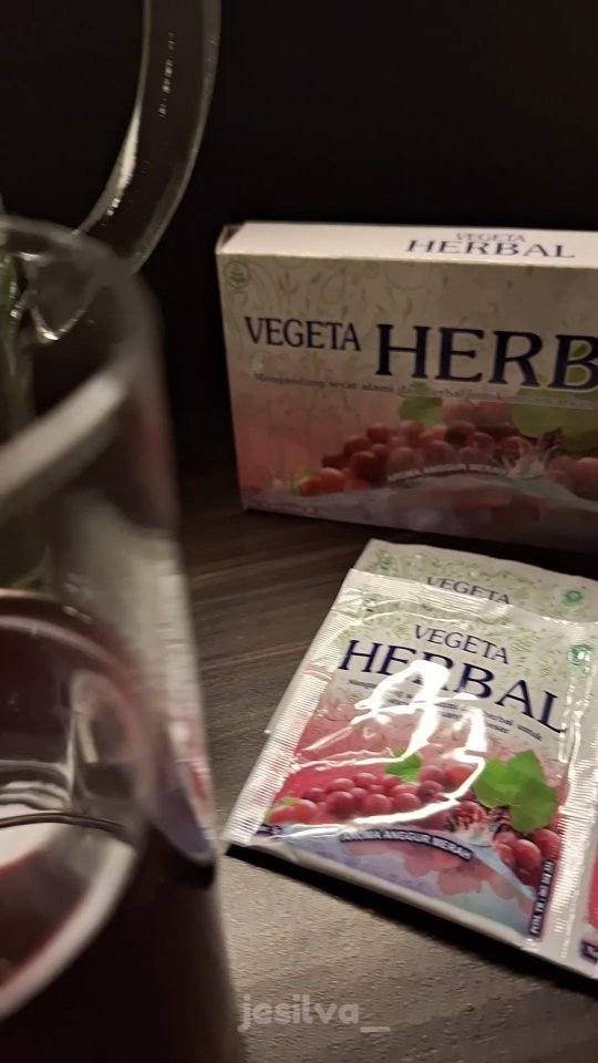 Instagram post by @jesilvaa12 for kumparan. Caption reads: [...] lancarin hari. @vegetaherbal.id @kumparancom....