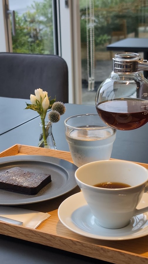 Instagram post by @kinari.living for HARIO. Caption reads: 軽井沢らしい 緑豊かで落ち着いた雰囲気のカフェ『HARIO CAFE....