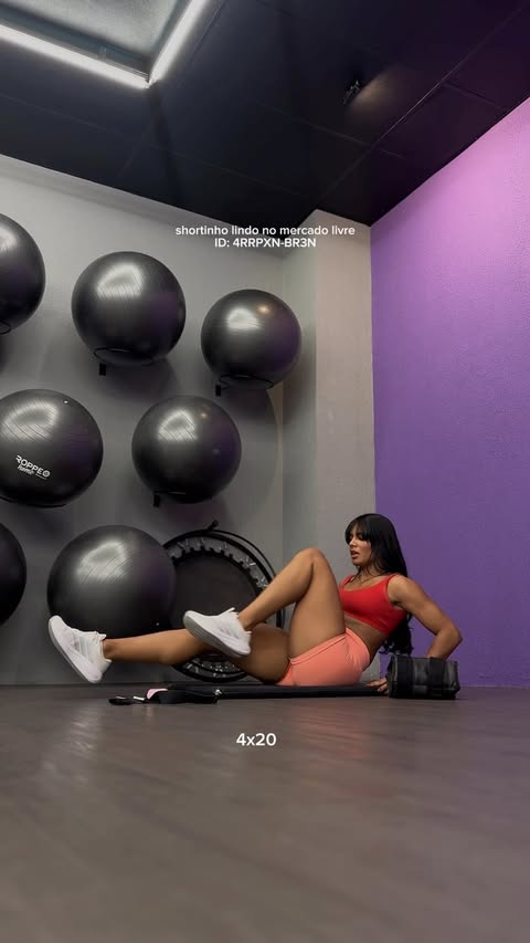 Instagram post by @vaal_f for Selfit Academias. Caption reads: treino de abdômen 🌟 academia: @selfitacademias....