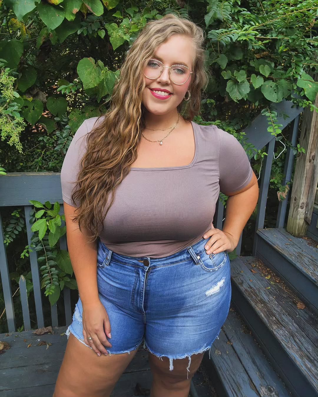 Instagram post by @hollylindsey_ for Universal Standard. Caption reads: #ad Ya'll, this is pretty....