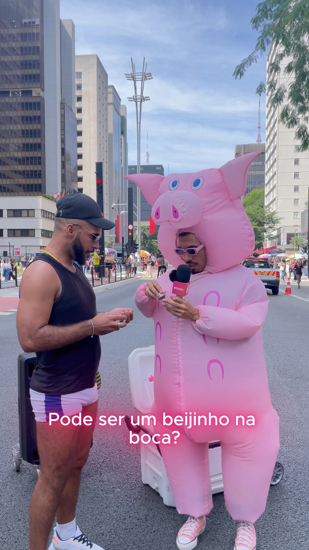 Instagram post by @joow.j for Tinder. Caption reads: ele era só um porquinho e um sonho: n deixar....