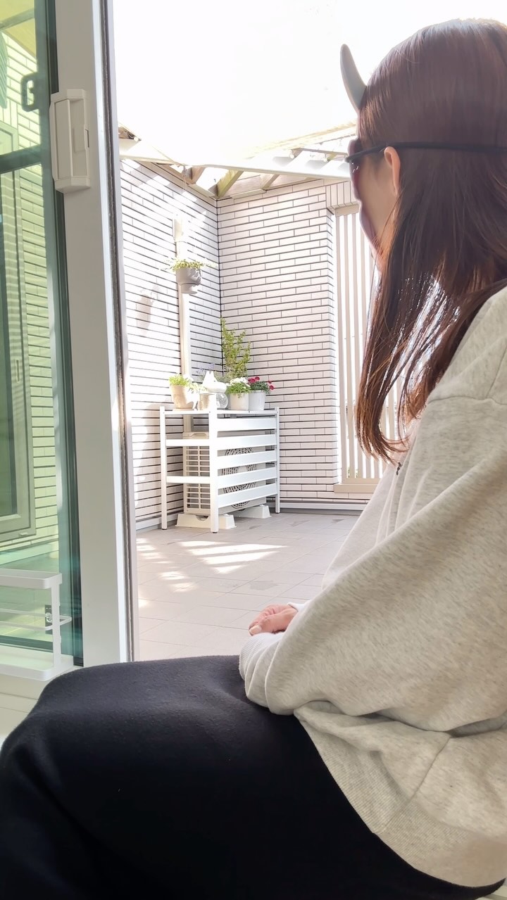 Instagram post by @gerorin_house for Shall we clean. Caption reads: 🪴👹
＊
＊
ベランダの植物が元気ないwww
壁側であまり陽が当たらないからかな…🤣

多年草....