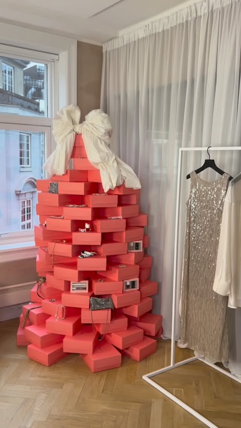 Instagram post by @kathrinesorland for Lindex. Caption reads: Reklame @lindexofficial 

Christmas at Lindex 🎁....