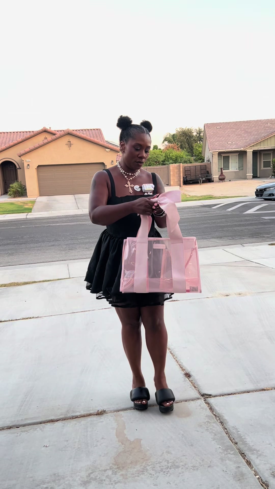 TikTok post by @logantheempress for Magazine Casemate BD. Caption reads: I’m obsessed with this bag, so freaking cute....