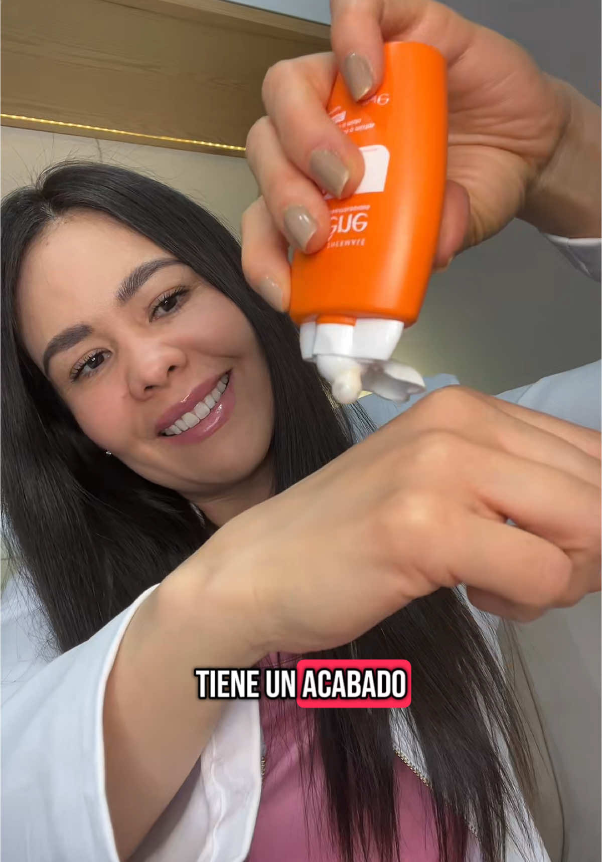 TikTok post by @raquelmitre for Avène. Caption reads: Productos básicos que deberían de estar dentro de....