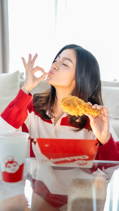 Instagram post by @belle_mariano for Jollibee. Caption reads: [...] na, pinasulit pa! 🍗❤️@Jollibee....
