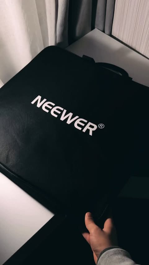 Instagram post by @rdeii1 for NEEWER. Caption reads: [...] my new lighting setup ✨ I just got the....