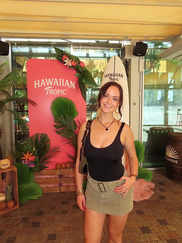 Instagram post by @niamh_cryan for Hawaiian Tropic. Caption reads: Hot girls wear SPF 🌟🌺 @hawaiiantropic....