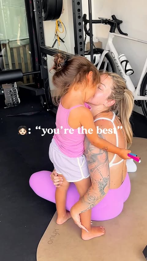 Instagram post by @johannaolinemodin for Women's Best. Caption reads: [...] know what is🥹 🩷🩷🩷 Ad Wearing @womensbest....