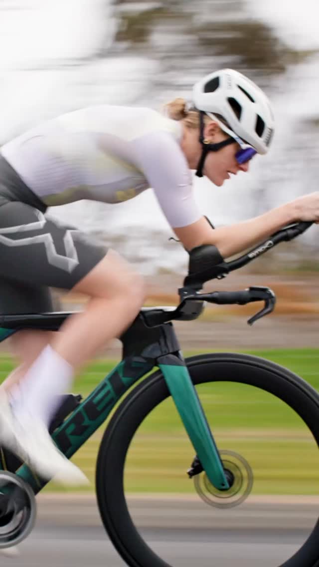 Instagram post by @chloe.hartnett for 2XU. Caption reads: Triathlon season is here..