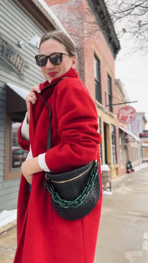 Instagram post by @jenahowerton for Blundstone. Caption reads: If you’re all about simple outfits, cozy classics,....