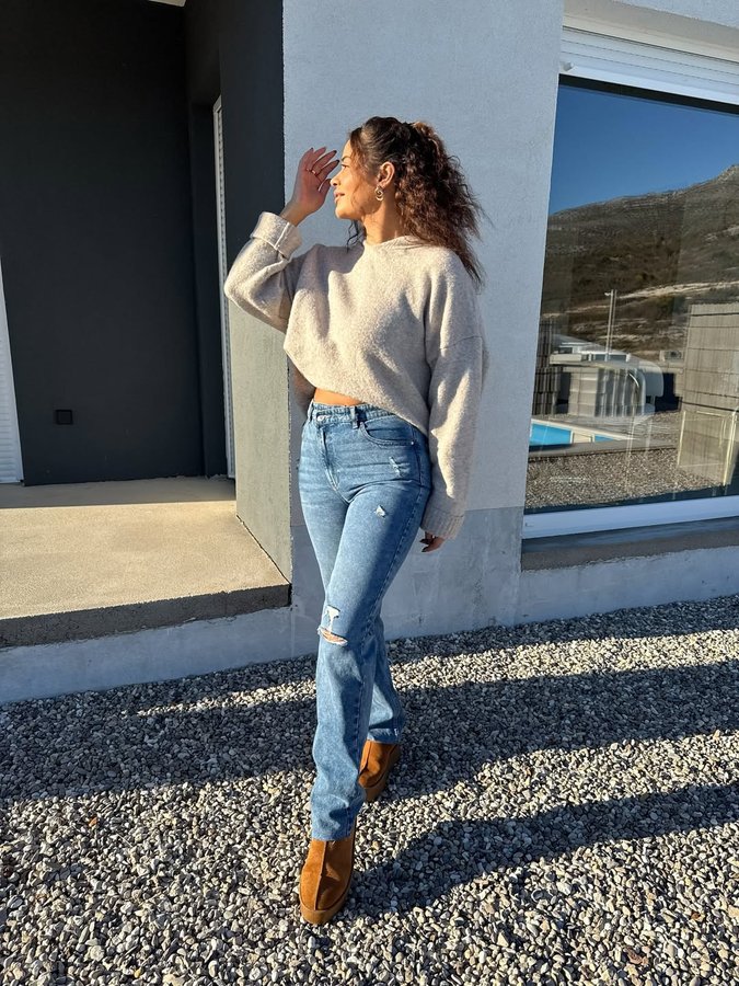 Instagram post by @adelisaba for JustFab. Caption reads: Ad | Shoes: @justfabeu 🤎 #BeJustFab....