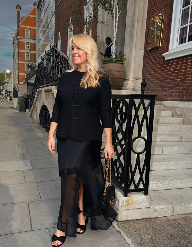 Instagram post by @lovestyle40 for Laura Geller Beauty. Caption reads: [...] up and then headed out to the....