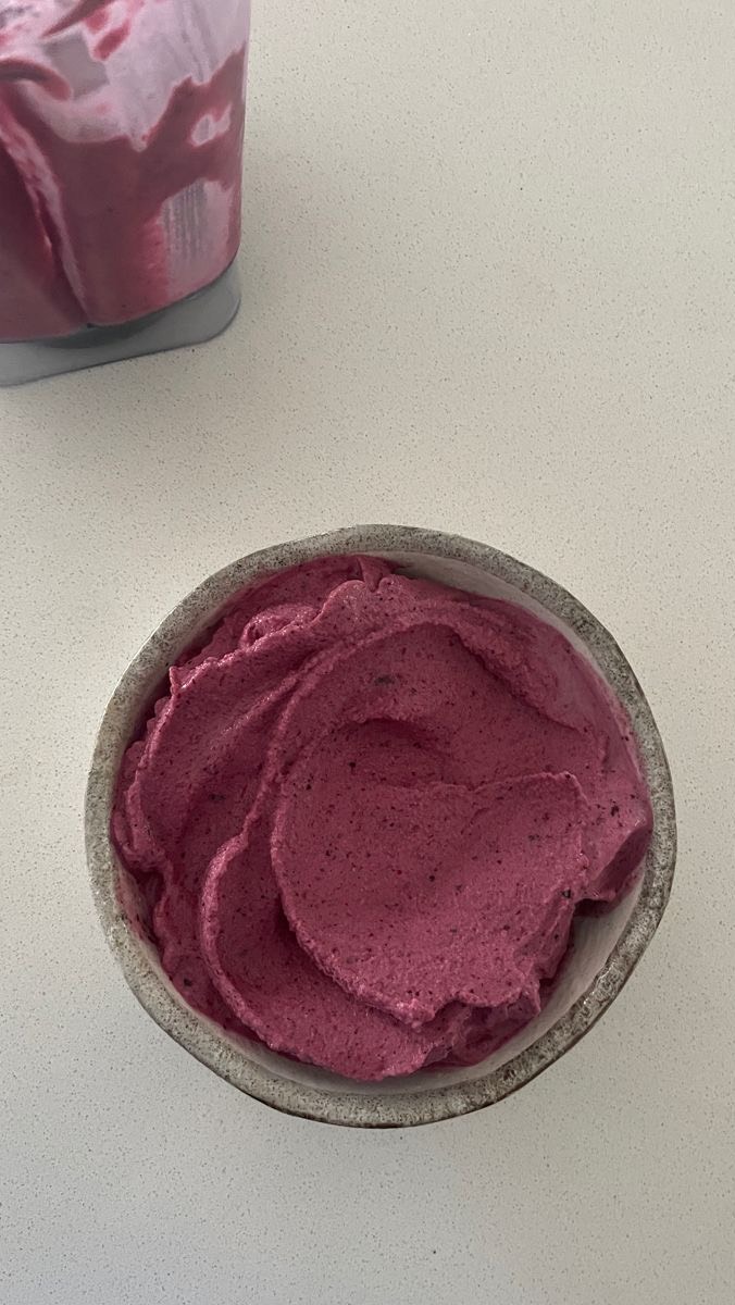 Instagram post by @miconsoni_ for Growth Supplements. Caption reads: Sorvete de uva proteíco 🍇💜

Apenas 2....