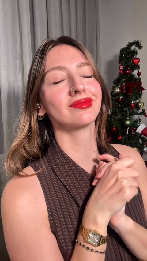 Instagram post by @zeynepozyilmaaaz for Avon Türkiye. Caption reads: hepsine bayiliyoruumdurr @maccosmeticsturkiye cool....