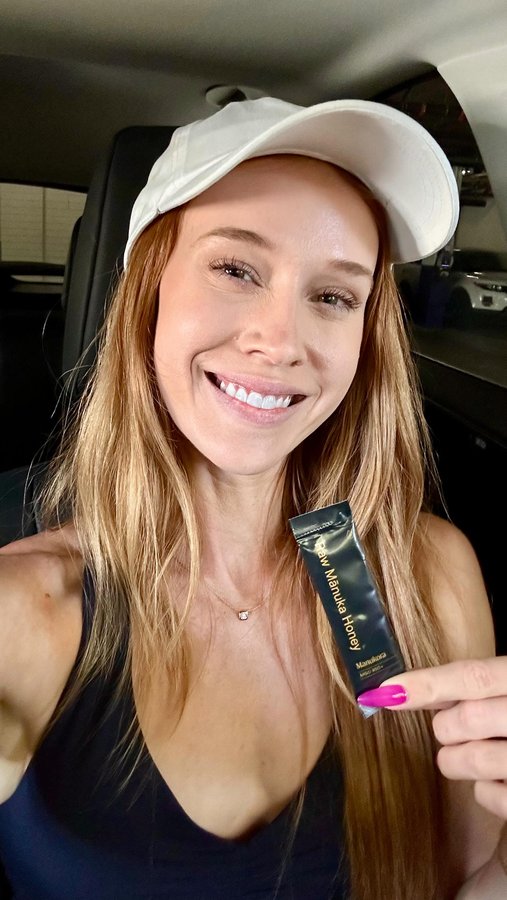 Instagram post by @thedailykelsey for Manukora. Caption reads: @manukorahoney gives me a great pre-workout boost....