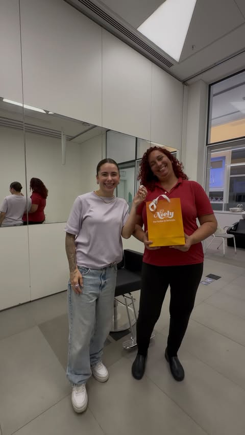 Instagram post by @thalitamassoto for Fique Diva Com Niely. Caption reads: Vem conhecer a corajosa que mudou de visual com....