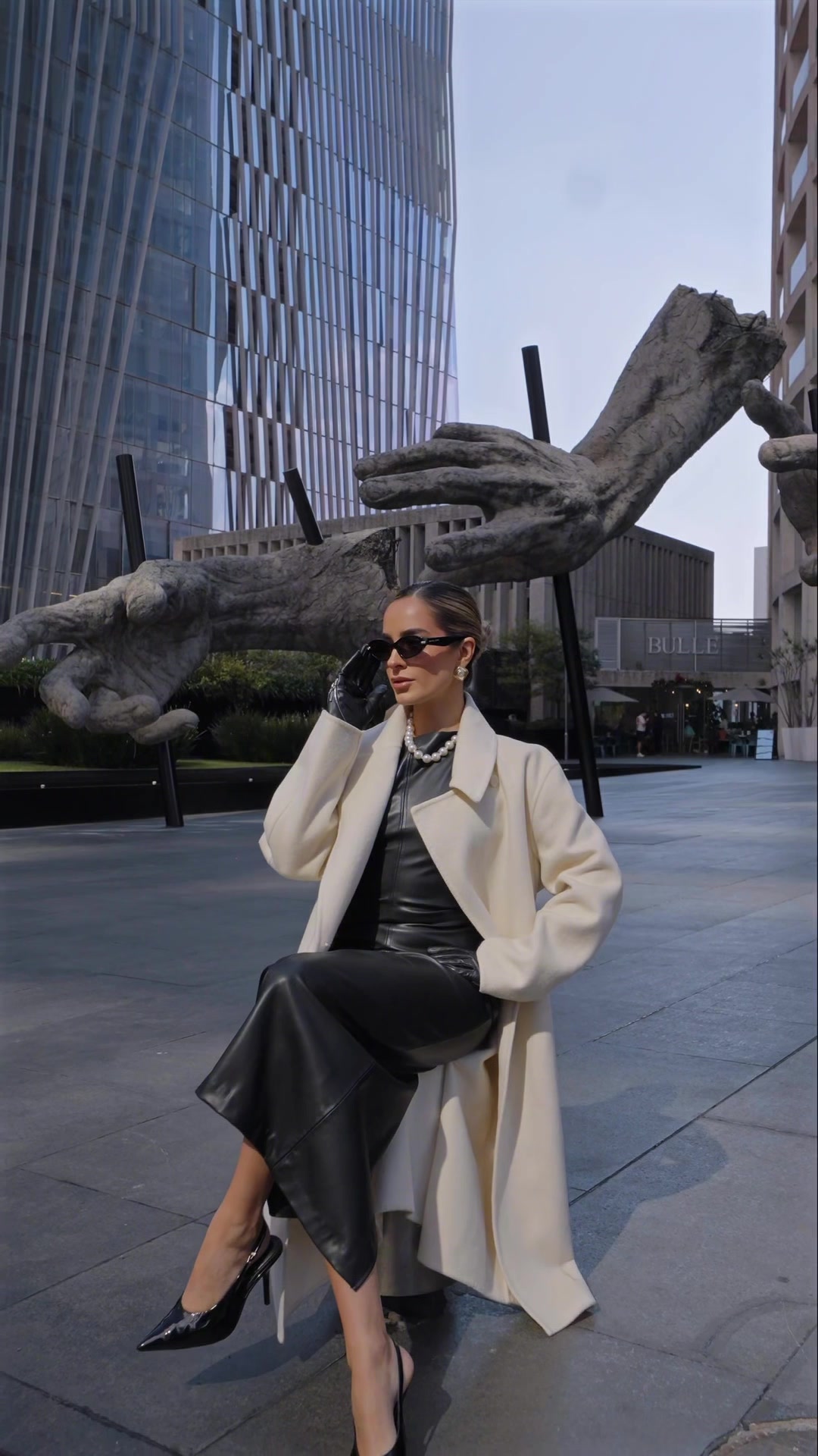 TikTok post by @valeaguima for Michael Kors. Caption reads: 2 looks, 2 lentes, 1 marca @Michael Kors 🤌🏻 ....